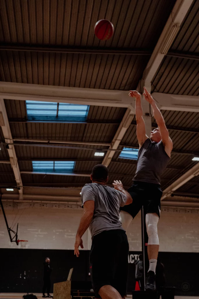 Basketteur en train de pratiquer son sport